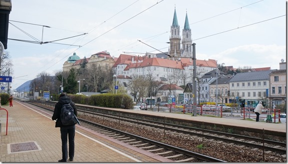1017 Bahnhof für die Fahrt nach Wien Innenstadt bei unserer zweiten Übernachtung  (1024x575)