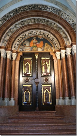 1035 Eingang in die Basilika f&uuml;r die hier lebenden M&ouml;nche (575x1024)