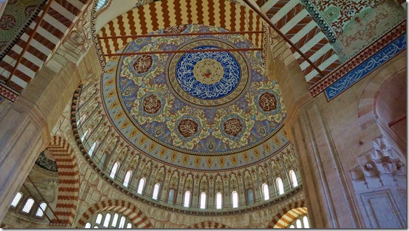 1091 das mit viel Gold verziehrte riesige Gewölbe der Moschee (1024x575)