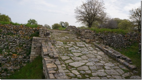 1104 Stadteinfahrt zu Troja - war zu steil und konnte nur zu Fuss begangën werden (1024x575)