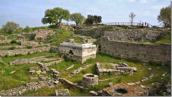 1106 im Zentrum ein Altar darumherum Brunnen für Waschungen (1024x575)