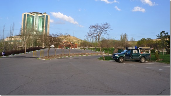 1261 Nachtplatz im Zelt in einer öffentlichen Anlage mit Toilette in unmittelbarer Nähe zum luxoriösesten Hotel in Täbris (1024x575)
