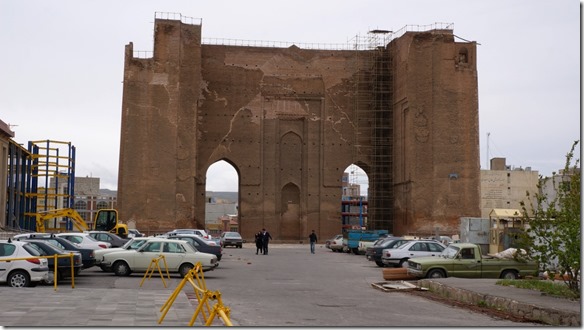 1298 die bis zu 10 Meter dicken Stadtmauern von Täbriz (1024x575)