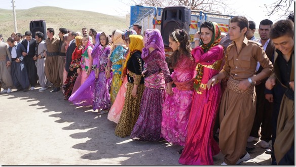 1335 es waren auch viele schöngekleidete hübsche Frauen mit dabei (1024x575)