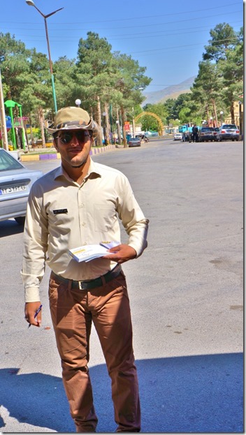1353 der Parkplatzwärter und Polizist bei den historischen Stätten von Bisotun = er gestattete uns zu campieren (hat mit eine (575x1024)