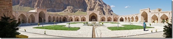 1360 der sehr geräumige innenhof mit Brunnen in der Mitte (ehem. Kameltränke) (1024x232)