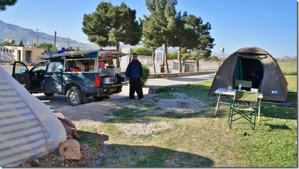 1368 er wollte unbedingt ein Foto neben unserem Frosch (1024x575)