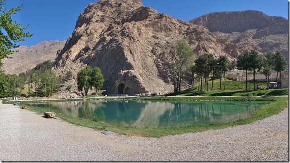 1376 das Relief mit dem unterirdisch gespiessenen türkisfabenen See (1024x571)