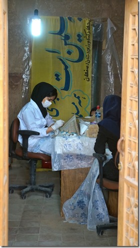 1471 Restauratorin bei der Arbeit (575x1024)