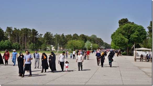 1595 Touristen im Anmarsch auf Persepolis  (1024x575)