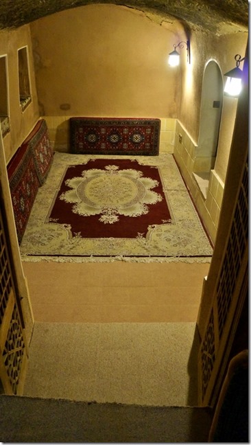 1651 unser Aufenthaltsraum im Hotel Eshan in Kashan (575x1024)