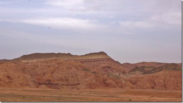 1659 die Berge bestehen aus verschiedensten Gesteinsschichten und sind sehr farbig (1024x575)