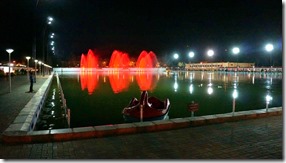 1758 die leuchtenden Springbrunnen im künstlichen See bei Nacht = sieht doch gut aus (1024x575)