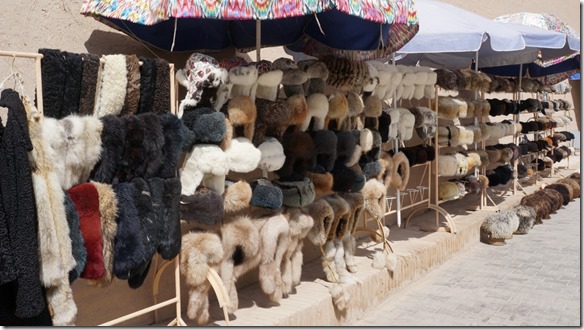 1806 Auch im Sommer werden Pelzh&uuml;te an Touristen verkauft  (1024x575)