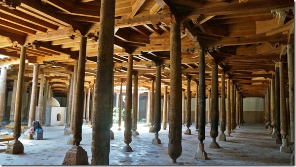 1853 In dieser Halle haben wir &uuml;ber 170 geschnitzte Holzs&auml;ulen gez&auml;hlt (1024x575)