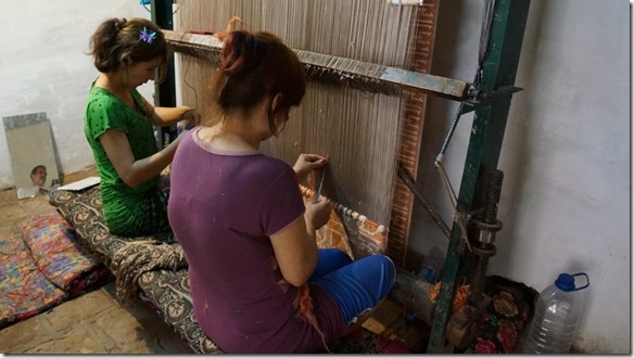 1858 Teppichkn&uuml;pferinnen bei der Arbeit  (1024x575)