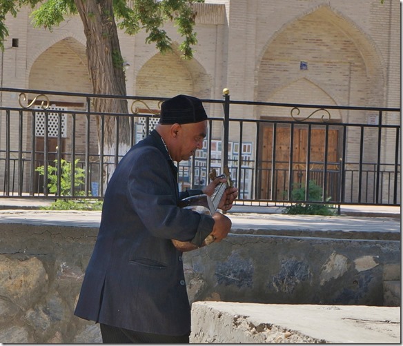 1893 Er unterh&auml;lt die Touristen mit seinem speziellen Instrument  (1024x881)