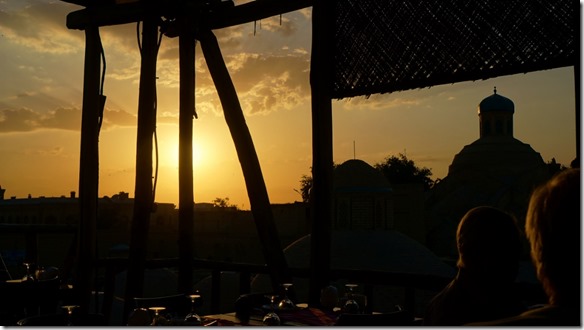 1901 Sonnenuntergang beim Abendessen auf der Terrasse in Bukhara  (1024x575)