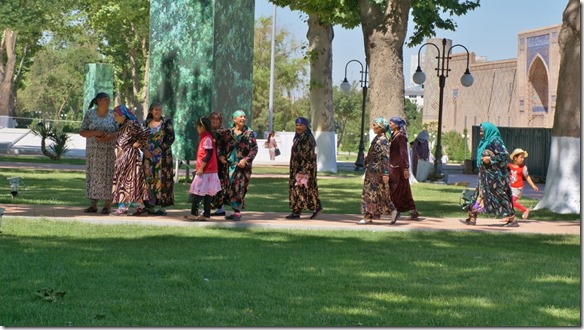 1948 Besucher im Registan  (1024x575)