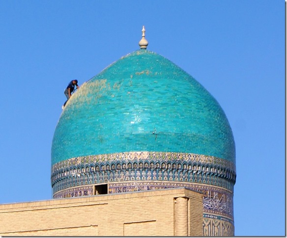 1967 Dieser mutige Mann befreit die Kuppel vom zwischen den Kacheln gewachsenem Gras  (1024x848)