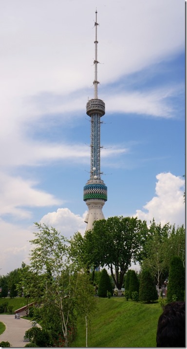 2009 Fernsehturm mit stattlichen 380 Metern gebaut auf den h&ouml;chsten Punkt von Taschkent (544x1024)