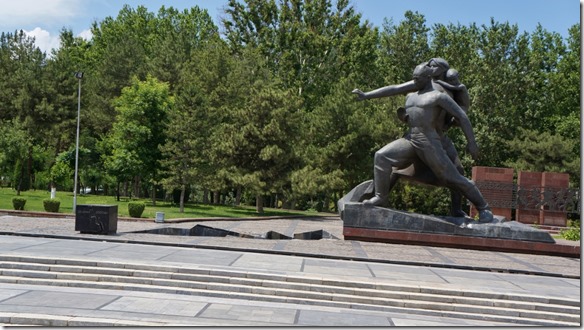 2015 Das Denkmal steht f&uuml;r neuen Mut, die Wellenlinie im Boden f&uuml;r den Riss in der Erdkruste und der Block weisst das Datum und die genaue Uhrzeit aus (1024x575)