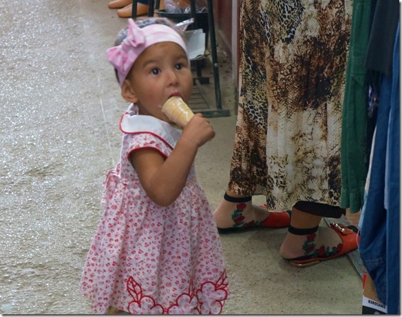 2038 die Kleine l&auml;sst sich das Glace schmecken (1024x805)