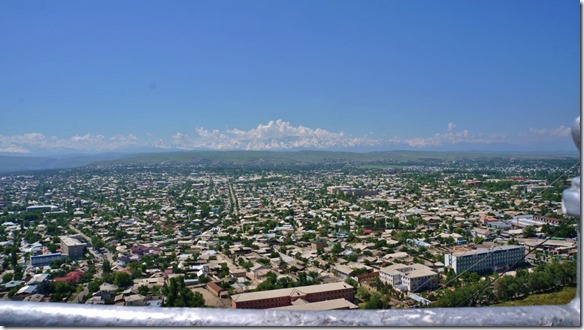 2051 Ausblick auf die Stadt Osh und die Berge im Süden (1024x575)