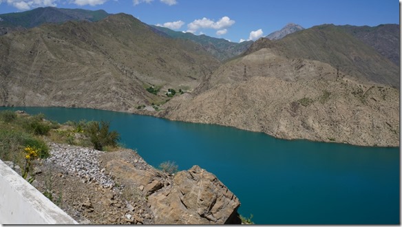 2065 der mehrfach mit Staumauern in Kaskaden gestaute Naryn Flus = kommt vom Toktogul  Stausee (1024x575)