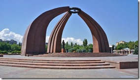 3024 Denkmal für die 200000 im 2. Weltkrieg gefallen Kirgisen. Eine symbolische Jurte mit der Mutter die auf ihre Söhne wartet.  (1024x575)