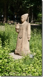 3028 Viele Steinfiguren zieren den Park  (575x1024)