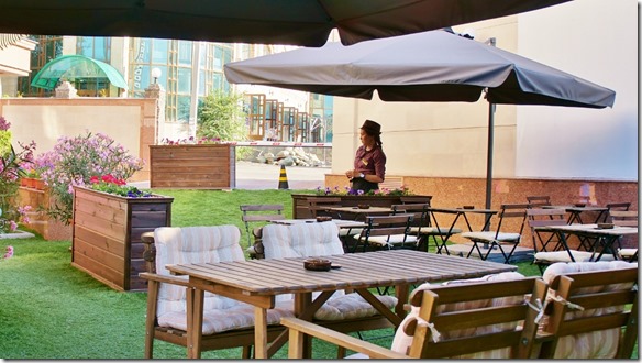 3052 die Gartenbeiz des Hotels Alma (unsere 1. Unterkunft in Kasachstan um auf die Registrierungen zu warten = 3 Tage) (1024x575)