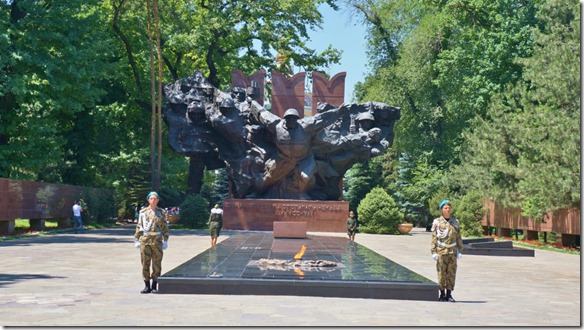 3063 Wache vor dem Monument der 28 Gardsmen (1024x575)