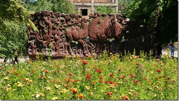 3071 das Monument das die Wichtigkeit von Almaty f&uuml;r die Seidenstrasse darstellt (1024x575)