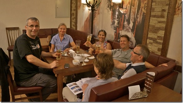 3230 Eine schweizerische Reisegesellschaft aus Rapperswil getroffen in einer Bar in Irkutsk  (1024x575)