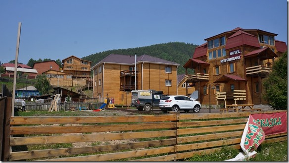3250 unser Hotel in Listvianka (unser Zimmer im helleren Haus im Mittelgeschoss) (1024x575)