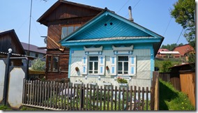 3252 Bei den sibirischen Häusern sind die Fenster immer mit Verzierungen hervorgehoben  (1024x575)