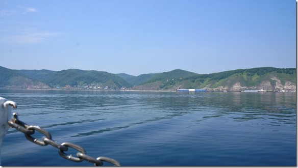 3269 Der ungefähr 800 Meter breite Ausfluss aus dem See in dessen Mitte der Shaman Rock, ein wundertätiger Felsbrocken, liegt  (1024x575)