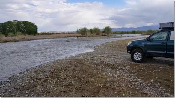 4007 der erste Arm des grösseren Flusses, ca 1.10 Meter tief, haben wir geschafft  (1024x575)