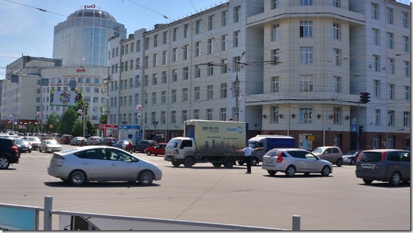3376 Gelassen steht der Polizist wie eine Statue mitten im Verkehr  (1024x575)