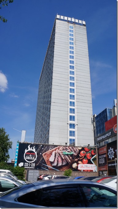 3377 Das Hotel Novosibirsk, ein alter Plattenbau, renovationsbedürftig  (575x1024)