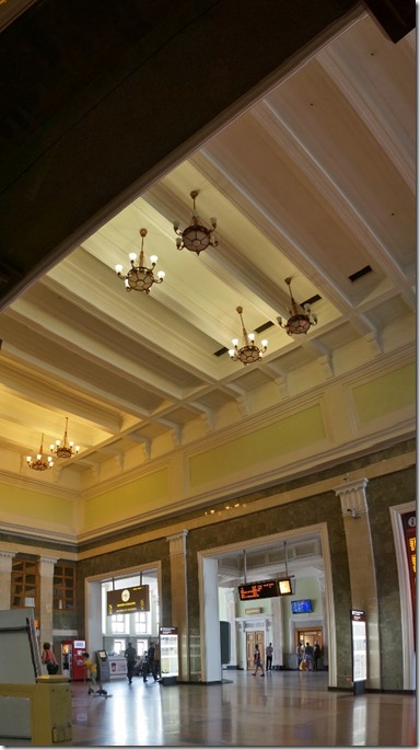 3384 Eingangsbereich des Bahnhofs  (571x1024)