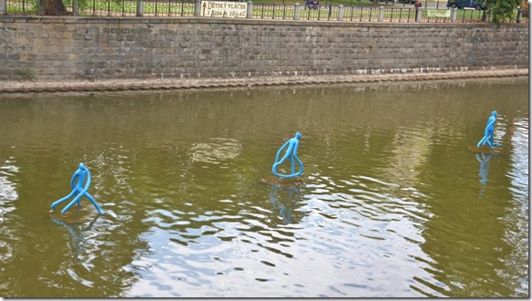 3805 eine Skulptur mit auf dem Wasser laufenden Figuren  (1024x575)