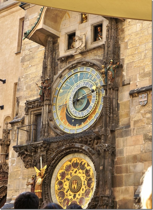 3916 die in mehreren Etappen gebaute Uhr (Beginn 1410) zeigt alle Stunden in den kleinen Fenstern eine Reihe von Figuren, auch zeigt die Uhr astronomische Daten im unteren Blatt (747x1024)