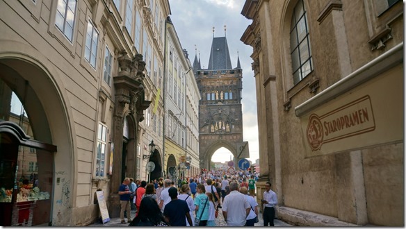 3923 aus der Altstadt auf die Karlsbr&uuml;cke (1024x575)