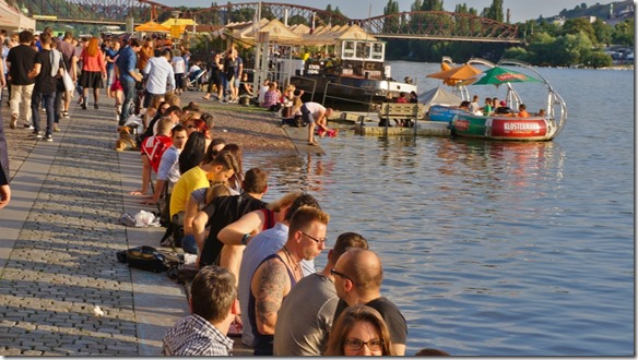 3930 das warme Wetter hat auch die Prager an die Ufer der Moldau gelockt. Im Hintergrund sieht man die Grillinseln sind belegt (1024x575)
