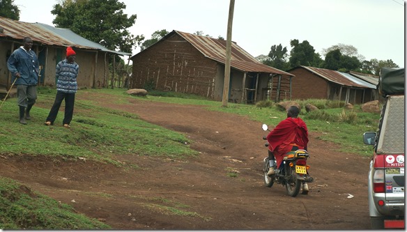 2201 Moses fährt voraus mit dem Töff und zeigt uns den Weg