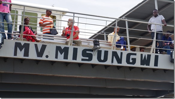 2268 John und Baboo auf der Fähre nach Mwanza