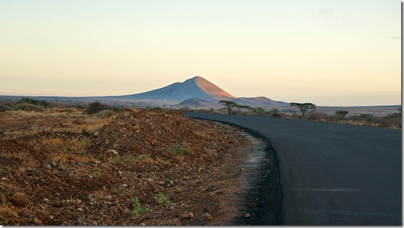 2336 Stimmungsbild bei Sonnenaufgang auf dem Weg nach Moyale