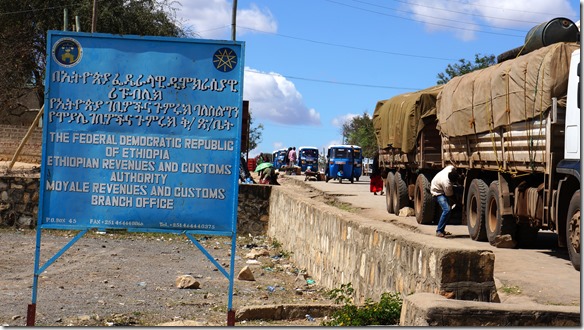 2342 so nun sind wir durch und k&ouml;nnen uns f&uuml;r ein Nachtlager im ethiopischen Moyale umsehen